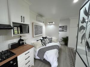 The Bryanston Boutique的厨房或小厨房