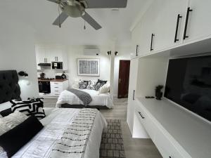 The Bryanston Boutique客房内的一张或多张床位