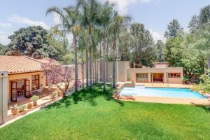 The Bryanston Boutique内部或周边的泳池