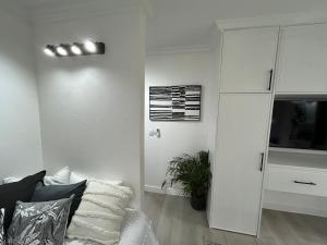 The Bryanston Boutique的电视和/或娱乐中心