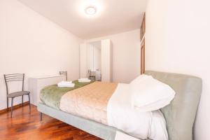 Un pat sau paturi într-o cameră la Easy Host Apt Casa Numitore