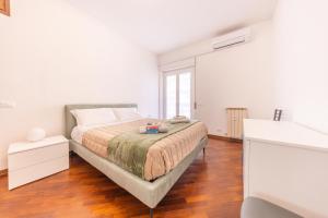Un pat sau paturi într-o cameră la Easy Host Apt Casa Numitore