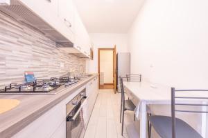 O bucătărie sau chicinetă la Easy Host Apt Casa Numitore