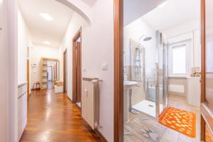 O baie la Easy Host Apt Casa Numitore