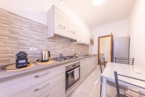 O bucătărie sau chicinetă la Easy Host Apt Casa Numitore