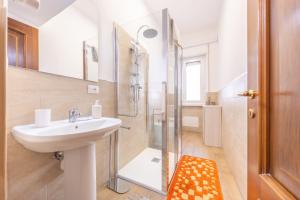 O baie la Easy Host Apt Casa Numitore