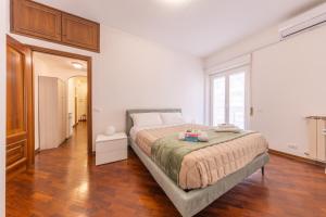 Un pat sau paturi într-o cameră la Easy Host Apt Casa Numitore