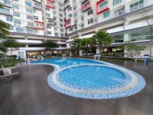una grande piscina al centro di un edificio di Ehsan Residence Condominium Cozy Air-Con Suite KLIA a Sepang