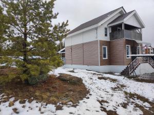 a house in the snow with a tree at дом в Боровом Сарыбулак 4 комнатный in Vorobʼyëvka