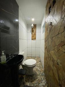 une salle de bains avec toilettes et lavabo dans l'établissement Kitnet Girassol, à São Thomé das Letras