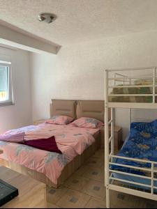 佩奇Hotel Gryka的一间卧室配有双层床,位于双层床旁边。