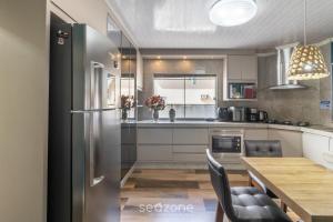 Η κουζίνα ή μικρή κουζίνα στο Apto c/ Varanda e 3 Quartos próx. a praia RSU3842