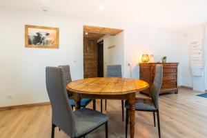 ein Esszimmer mit einem Holztisch und Stühlen in der Unterkunft Gîte pour 4 personnes - Le Grand Valtin, à 2 pas de Xonrupt in Ban-sur-Meurthe-Clefcy