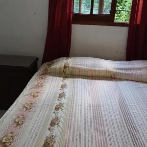 a bed in a room with a window at La Calandria in Villa Serranita
