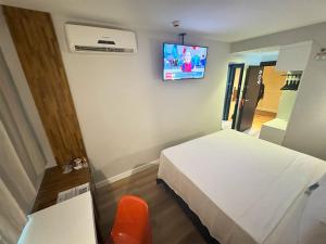 Uma TV ou centro de entretenimento em Hotel WZ Jardins