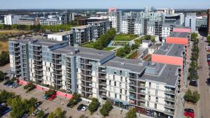 eine Luftansicht eines großen Apartmentgebäudes in der Unterkunft Cotels at Vizion Serviced Apartments, Superfast Broadband, Central Location, Free Parking, Fully Equipped Kitchen in Milton Keynes