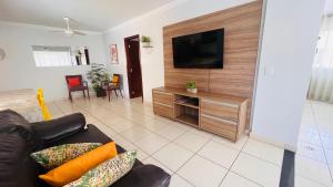 uma sala de estar com um sofá e uma TV de tela plana em Parque das Águas Quentes em Caldas Novas