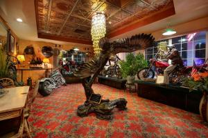 uma estátua de uma águia numa sala com motos em Prospector Hotel & Casino em Ely