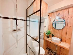 a bathroom with a glass shower and a toilet at Appartement Coup de Coeur avec Parking et Piscine - 131 in Canet-en-Roussillon