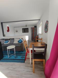 Una sala de estar con una cama y un comedor. en Studio indépendant terrasse entre mer et collines, en Marsella