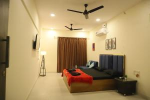 Ivy Bliss Studio with Private Pool, B 06, Karjat的休息区