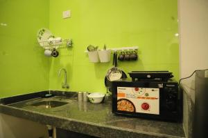 Ivy Bliss Studio with Private Pool, B 06, Karjat的厨房或小厨房