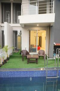 Ivy Bliss Studio with Private Pool, B 06, Karjat内部或周边的泳池