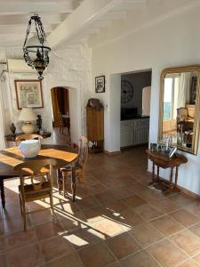 a living room with a table and a dining room at Grande maison de village in Olmeto