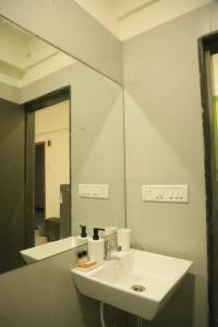 Ivy Bliss Studio with Private Pool, B 06, Karjat的一间浴室