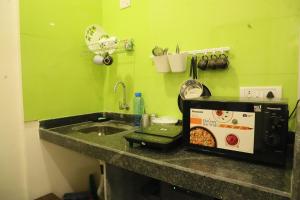 Ivy Bliss Studio with Private Pool, B 06, Karjat的厨房或小厨房