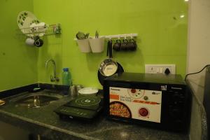 Ivy Bliss Studio with Private Pool, B 06, Karjat的厨房或小厨房
