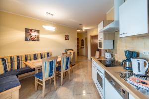 eine Küche und ein Esszimmer mit Tisch und Stühlen in der Unterkunft Strandnahe und geräumige Wohnung mit 3 Schlafzimmern Strandburg in Kühlungsborn