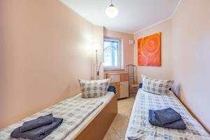 ein Schlafzimmer mit zwei Betten und einem Fenster in der Unterkunft Strandnahe und geräumige Wohnung mit 3 Schlafzimmern Strandburg in Kühlungsborn