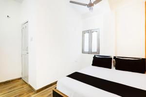 Hotel O YAS DEV客房内的一张或多张床位
