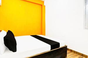 Hotel O YAS DEV客房内的一张或多张床位