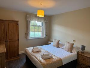 een slaapkamer met een bed met twee handdoeken erop bij Netley Hall in Shrewsbury +32 foto's