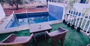Bazén v ubytování Ivy Bliss Studio with Private Pool, B 09, Karjat nebo v jeho okolí