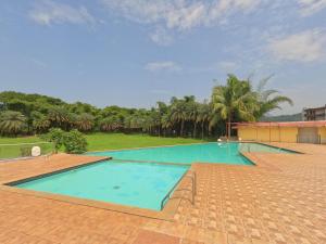Bazén v ubytování Ivy Bliss Studio with Private Pool, B 09, Karjat nebo v jeho okolí
