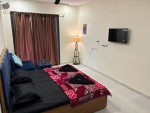 TV a/nebo společenská místnost v ubytování Ivy Bliss Studio with Private Pool, B 09, Karjat