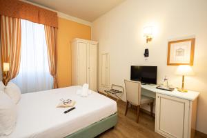 Hotel Pallanza by LVG Hotel Collection的电视和/或娱乐中心
