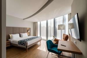 Кровать или кровати в номере Sadu Hotel Almaty, a member of Radisson Individuals