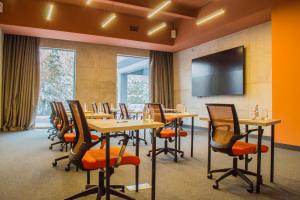 Телевизор и/или развлекательный центр в Sadu Hotel Almaty, a member of Radisson Individuals