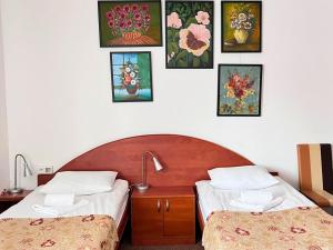 Posteľ alebo postele v izbe v ubytovaní Hotel Sjesta + 8 fotografií
