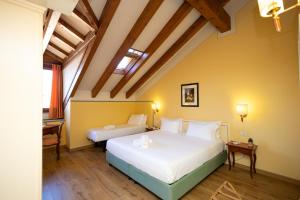Hotel Pallanza by LVG Hotel Collection客房内的一张或多张床位