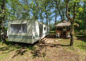 CAMPING LES PAILLOTES外面的花园