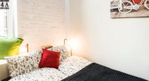 Postel nebo postele na pokoji v ubytování Kurkowa GamaHome Cozy Apartments