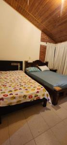 a bedroom with two beds in a room at Casa Campestre la Martina in La Honda