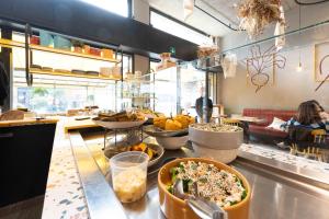 una linea a buffet con ciotole di cibo su un bancone di Suite 1,2 porta Milano centro parking free a Milano