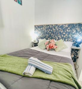 Un pat sau paturi într-o cameră la Joli appartement avec piscine