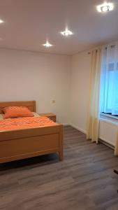 un dormitorio con una cama y una ventana en Haus Linde, en Westerburg 9 fotos más